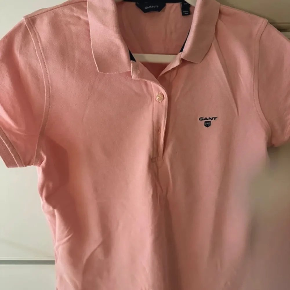 Nytt oanvänd rosa Gant pikétröja . T-shirts.