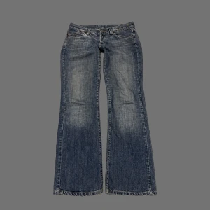 Lågmidjade y2k bootcut jeans - Otroligt fina lågmidjade y2k bootcut jeans från replay! 😍Köpta under 2000-talet! midjemåttet: 42cm tvärsöver innerbenslängd: 79cm PS; KOLLA IGENOM MITT KONTO NI KOMMER HITTA MÅNGA Y2K OCH VINTAGE PLAGG 