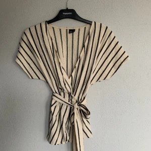 Beige/svart tröja🖤 - Beige/svart tröja med avtagbart knyte vid midjan🖤Storlek S. Köparen står för frakten🥰