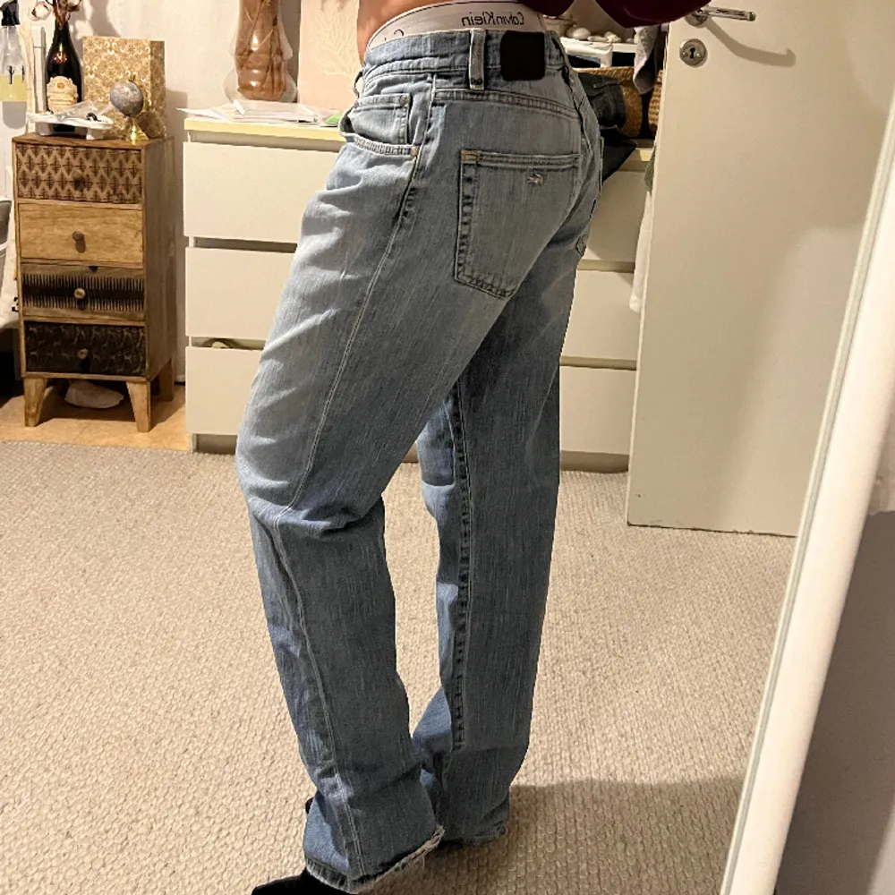 Lågmidjade Lacoste jeans som är i storlek 42, sitter löst på mig som är en 27a i W så skulle nog sitta bra på en 30W!. Jeans & Byxor.