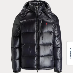 Ralph Lauren Jacka - Ralph Lauren jacka i storlek S. Aldrig använd. Kvitto och lappar kvar. Färgen är marinblå. Nypris 5000. Kontakta gärna vid funderingar eller för mer bilder. 