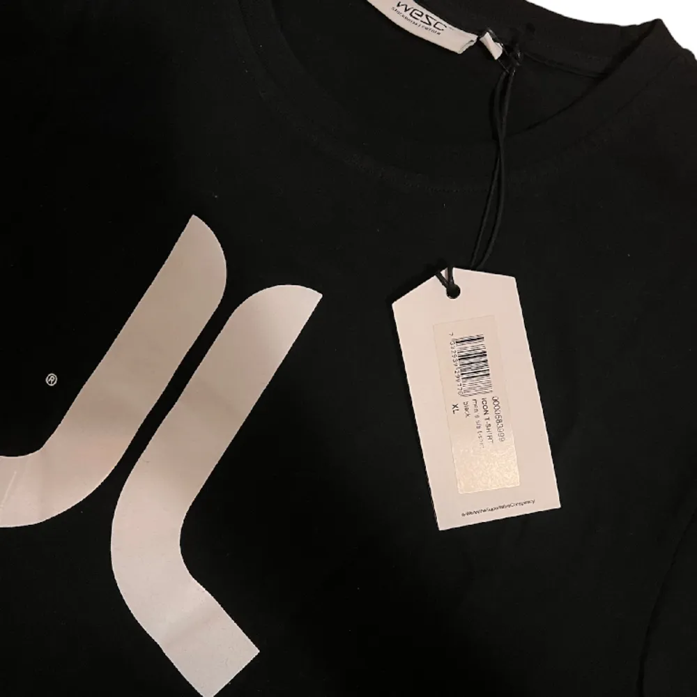 En svart t-shirt med WeSc logga . T-shirts.
