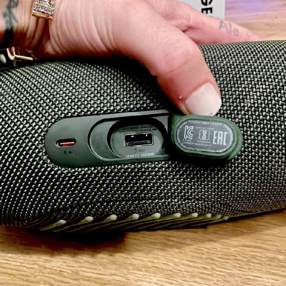 JBL blutooth högtalare, köpt 8 juli förra året men är sparsamt använd, köpt för 1290kr på media markt . Övrigt.