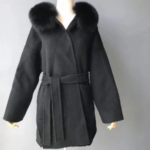 Kappa med päls - Svart kappa med äkta päls i nyskick, storlek Xs men passar även s/m. Saknar bandet därav går pris att diskutera 💙nypris 2899kr