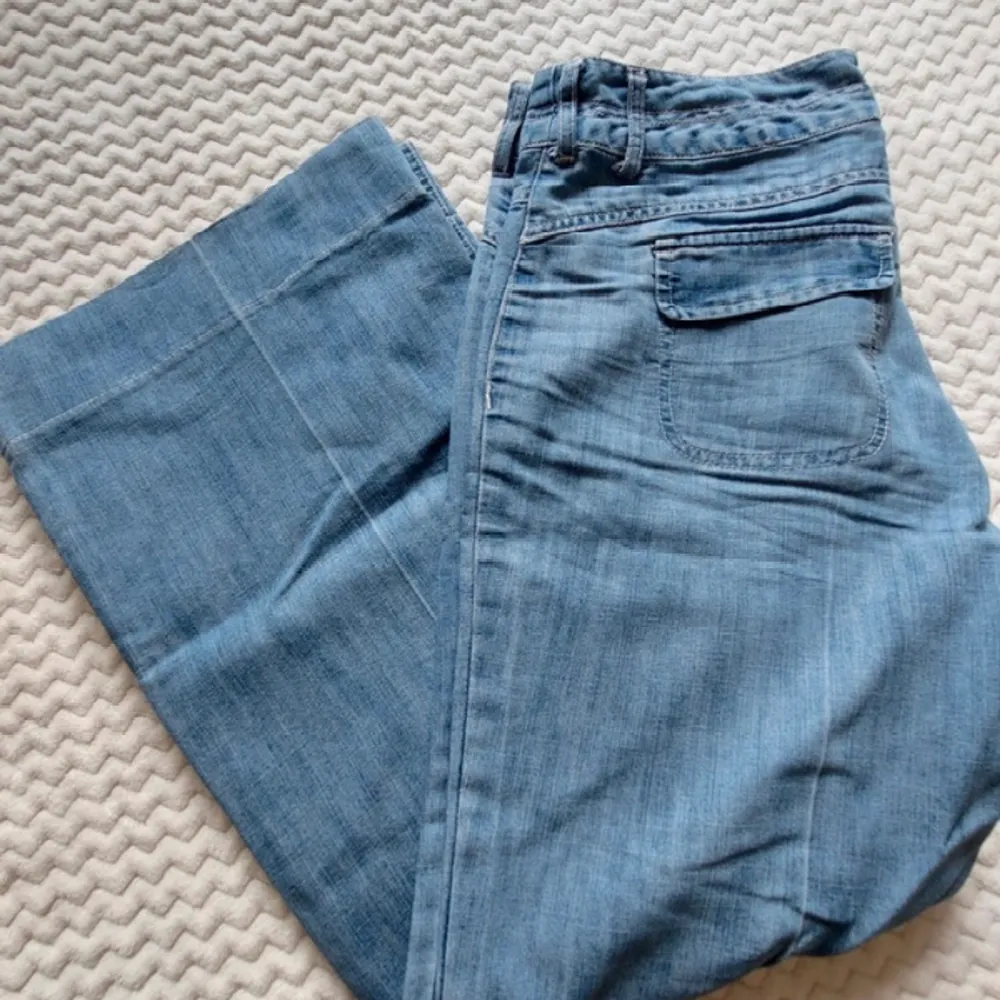 Skitsnygga utsvängda jeans. Knappen är trasig (skriv för bild) men annars i mycket fint skick! Skriv för mått 💕. Jeans & Byxor.