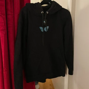 Hoodie 💕💕 - Säljer min THE COOL ELEPHANT Hoodie "Viventem" ny pris 599 SEK. Säljer då den inte kommer till användning längre💕🙏🏻jätte fint skick och användt några gånger!! Storlek xs