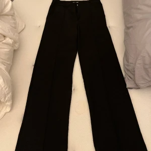 Kostymbyxor  - Det är ett par svarta kostymbyxor från madlady, i storlek S. Inte så använd. Pris kan diskuteras. 