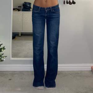 Lågmidjade raka/bootcut Levis jeans. Midjemått: 76cm innerbensmått: 85cm. Jag är ca 167cm.