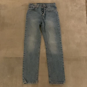 Levi's W26 L 30 - Säljer mina Levi's som jag vuxit ur. Hann inte använda dom så många gånger så dom är i bra skick❣️