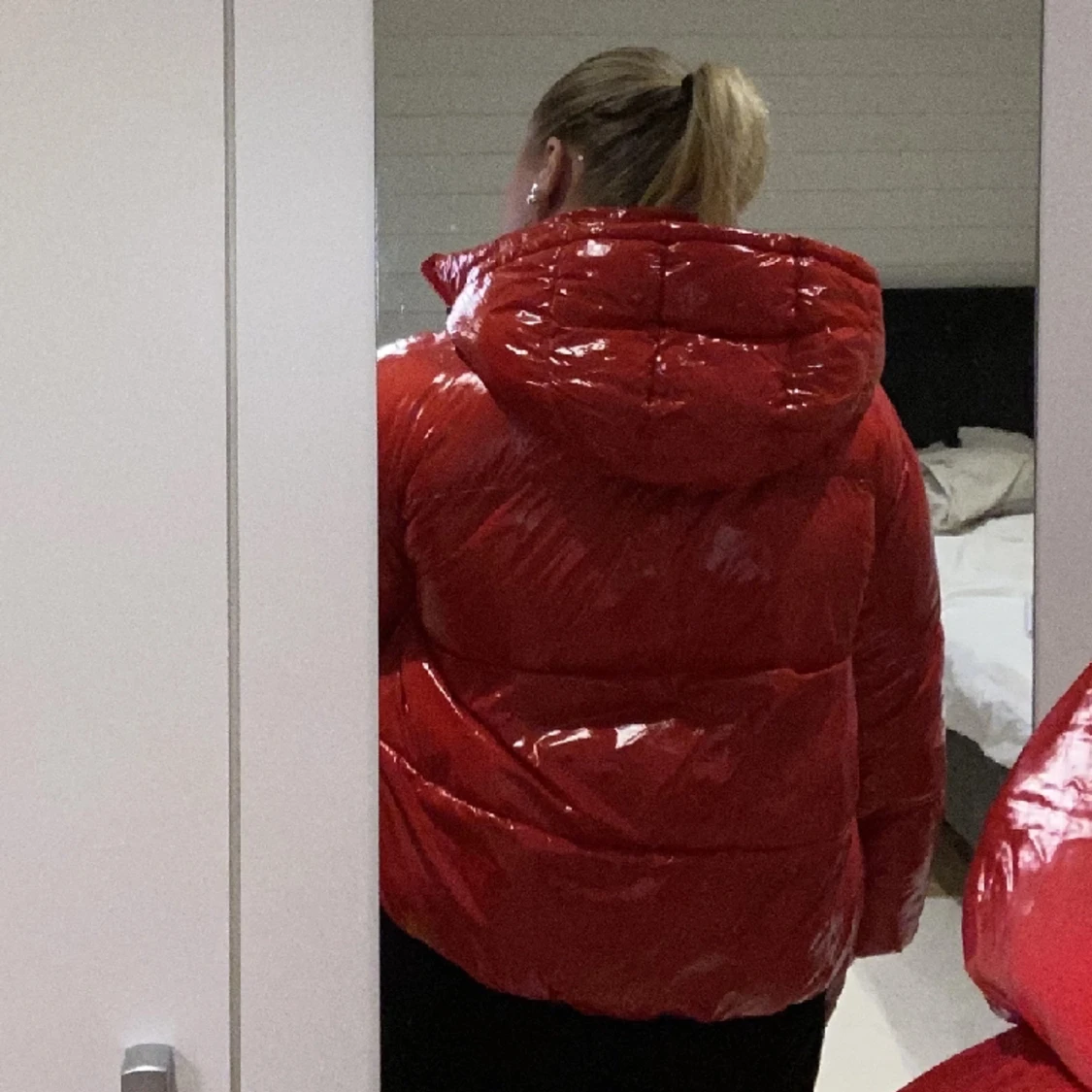 Röd glansig jacka 