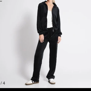 Mjukis sett - Säljer dessa super sköna sett från lager 157 😍 jätte skönt att ha nu till vintern och bara chilla i hemma!!✨ Storlek xs i både tröja och byxor 