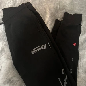 Mjukisbyxor - Säljer min brors mjukisbyxor från märket Hoodrich✨ Kontakta mig vid fler bilder/ frågor!
