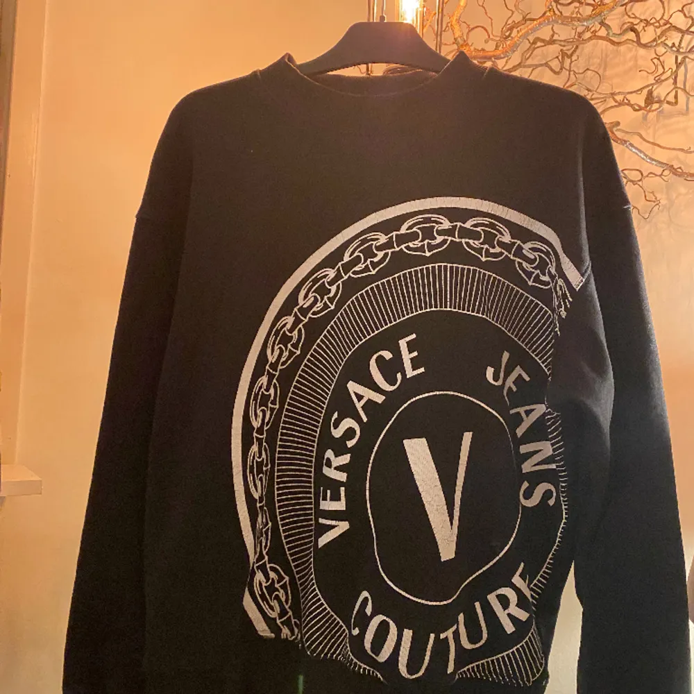 Jättesnygg Versace tröja i storlek S. Skick enligt bilderna. Om du behöver mer information så är det bara att skriva till mig.. Tröjor & Koftor.