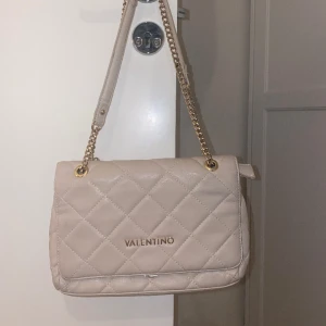 Valentino väska  - Beige valentino väska! Inga defekter🫶🏼