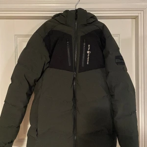 Sail racing Jacka - Hejsan, säljer nu min sail racing jacka. Den är väldigt fräsch och har minimalt med skador. Det finns ett hål men inget som stör och syns knappt.