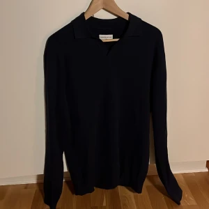 Marinblå stickad tröja  - Stickad marinblå tröja från These Glory Days. Strl L, Skick 9/10, nypris 1000kr.