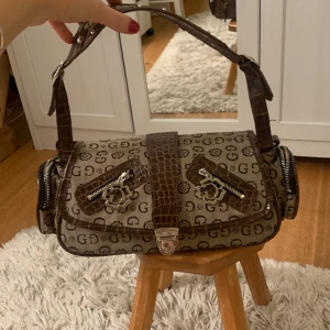 Vintage väska - Säljer denna skit snygga vintage guess väskan köpt secondhand.  Bra skick! Och så himla fin!!❤️❤️   