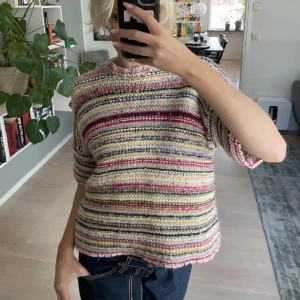 Stickad t-shirt - Superfin, randig tröja från GANNI! En aning stickig men med en T-shirt under är det inga problem☺️ Kan gå ner i pris vid snabb affär. Tvivla inte på kontakta mig vid frågor <3