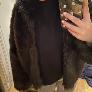 Pälsjacka  - FuskpälsJacka från &otherstories i mycket bra skick nypris 1200. Den är svart med gröna färgskiftningar 💕
