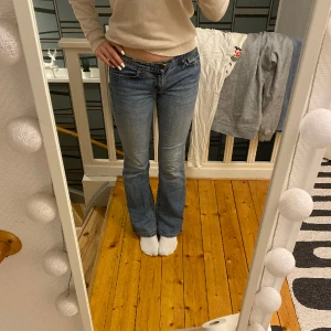 levis 529 jeans - jätte fina low waist levis jeans, modellen 329 stl w28 L32,lite slitna där bak (bild 3) där av priset 