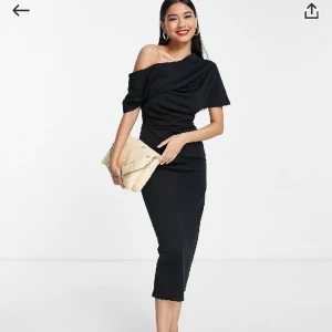 Svart Asos one shoulder klänning - Helt oanvänd svart klänning från Asos Design! Så fin!!!