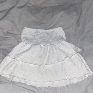 Gina tricot kjol - Jättefin young Gina tricot kjol som tyvärr är för liten för mig.❤️ storlek 134-140 men funkar nog för folk upp till 150 cm då resåren är ganska stretchig❤️ perfekt till varma sommardagar☀️❤️använd men utan defekter👌❤️