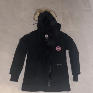 Canada Goose expedition Parka  - Varm bra jacka. Jag har två stycken. En är storlek 2XS/2TP och en är XS/TP. Påls på luvan 