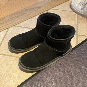 Uggs - Ett par svarta uggs, välanvända av min syster💕 DM för fler bilder/frågor