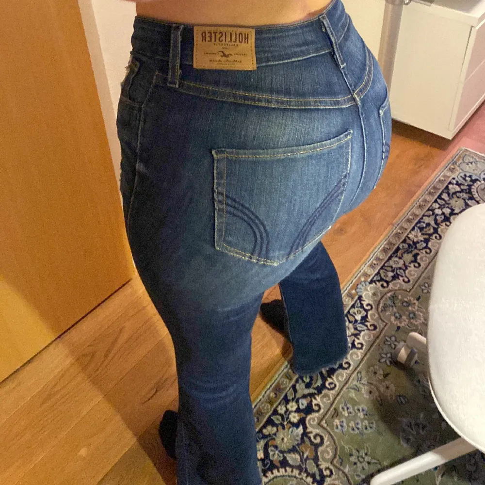 Högmidjade jeans från Hollister. Slitningar och fina fickor. Bra skick. Storlek: 27. . Jeans & Byxor.
