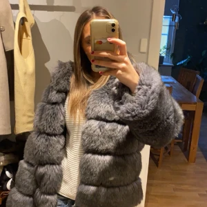 Päls jacka  - Super fin pälsjacka prefekt nu till lite kallare väder, säljer då den inte kommer till användning.  Jackan har inga slitage.  