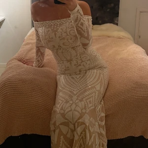 Balklänning  - Jag behöver tyvärr sälja världens finaste balklänning. Använt endast en gång och är som ny. Klänningen är i storlek M.