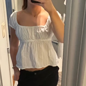 Blus - Säljer denna jättesöta topp som liknar den från brandy Melville, andvänd 1 gång 💓