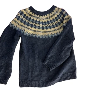 Blå stickad tröja - Skriv för fler bilder! (Pris går att diskutera) står ingen storlek men passar s/m