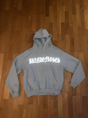 Brand of roses hoodie - Säljer min brand of roses hoodie då den inte passar. Använd max en gång alltså nyskick. Kontakta gärna för frågor:)
