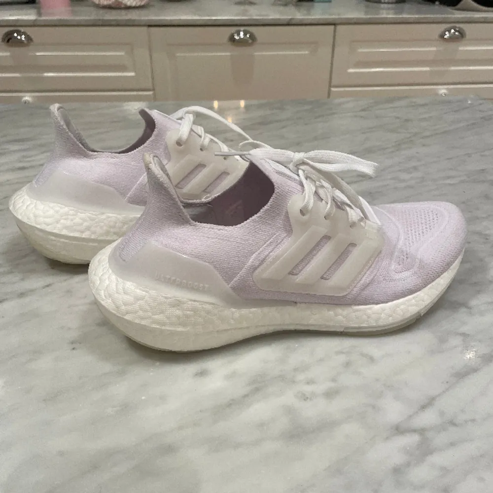 Helt nya o oanvända löparskor från adidas. Storlek 39 i modellen W ultraboost 22. Nypris 2049kr . Skor.