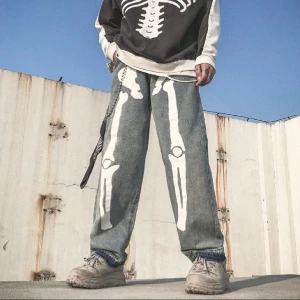 Jeans med Skeletttryck - Ultra feta cybery2k blå/grå jeans med tryck av skelett på benen. Strl S org. pris: 700kr Mer blå än på org. bilden, fråga om bild med byxorna på om intresse finns