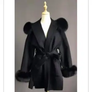 Säljer min fina svarta päls kappa  storlek S💕knappt använd ! Så som nyskick❤️ (  utan päls på armarna ) Köptes för ca 3-4000. Skriv vid fler frågor 💕 Kan gå ner i pris vid snabb affär❤️