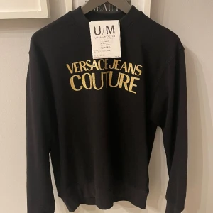 Versace tröja (svart) - Storlek S men funkar som M Är själv 193 passar mig perfekt! Hyfsat ny knappt använd!