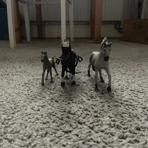 Säljer mitt schleich  - Säljer lite av mitt schleich eftersom jag inte använder det. Säljer allt för 90 men kan sälja det styckvis också 