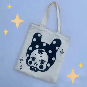 jättegullig eco-friendly tote bag ♡ perfekt för din laptop, accessories och andra nödvändigheter!  ✧hållbart material ✧dragkedja  ✧original konst  ✧40cmx35cm 