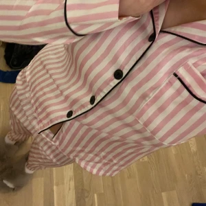 Pyjamas - Vs liknande pyjamas från Shein! Aldrig använd Köpt för 219kr Passar mig med vanligtvis S