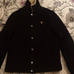 Jacka - Säljer denna lyle&scott jackan för endast 400kr!! Har inte används mycket. Är i storlek S men M passar också perfekt! originalpris: runt 900. Mitt pris: 400. Köparen står för frakten <3