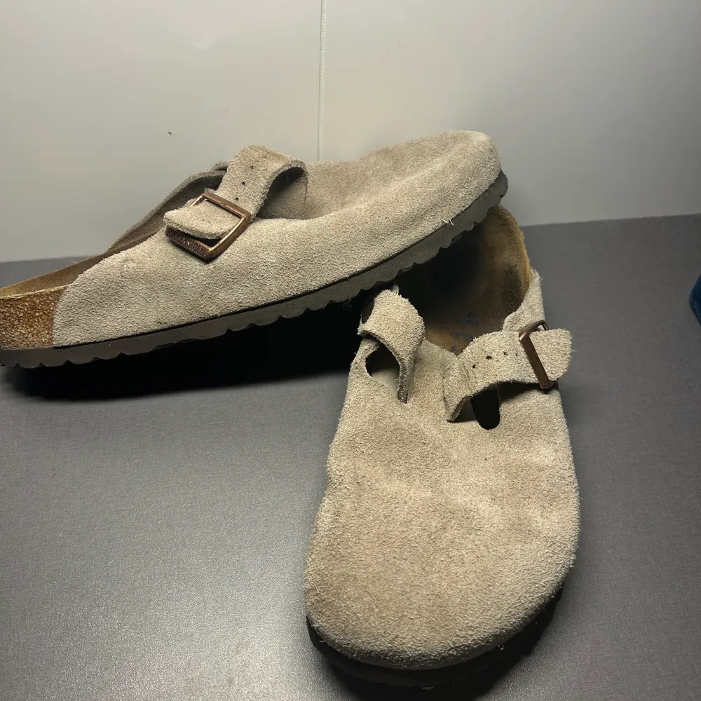 Säljer nu mina Birkenstock i storlek 42 absolut inget fel på dom men användes ej så mycket. Angående pris så har jag inte satt något i sten så kom gärna med ett pris.  Angående frågor så är det bara att skriva till mig😃. Skor.