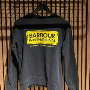 Säljer en svart Barbour sweatshirt med gul logga som är sliten från fabrik! Storlek s!👌pris 150kr   passar inte priser, kom med bud!🤩🤩