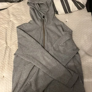 Boss tröja  - Säljer denna boss tröja som är in storelek xl men passar som L 