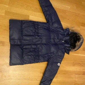 Moncler jacka - En snygg äldre moncler jacka i bra skick, köptes begagnad så finns inget kvitto.   Skriv gärna vid funderingar 