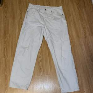 Vita jeans från Pier One i storlek 33X32. Relaxed fit. Använder typ aldrig och är nästan inte använda.