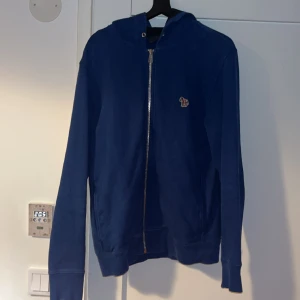 Paul Smith Blå Helzipp - Säljer en Paul Smith helzipp tröja, intill nyskick, nästan aldrig använd, pris går att diskutera vid snabb affär 
