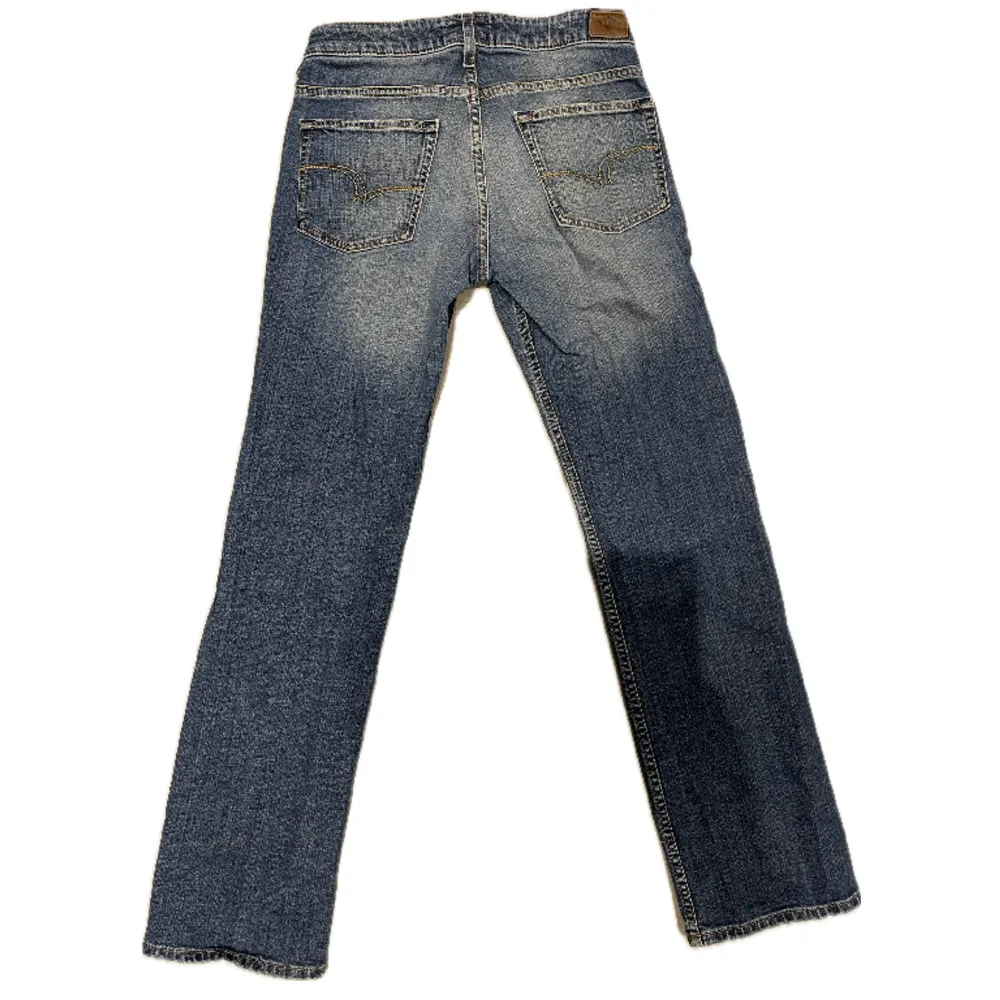 skitsnygga lågmidjade jeans från märket lee cooper. Hittade ingen storlek på lappen men passar någon som brukar ha på sig S, fråga gärna om fler bilder. Jeans & Byxor.