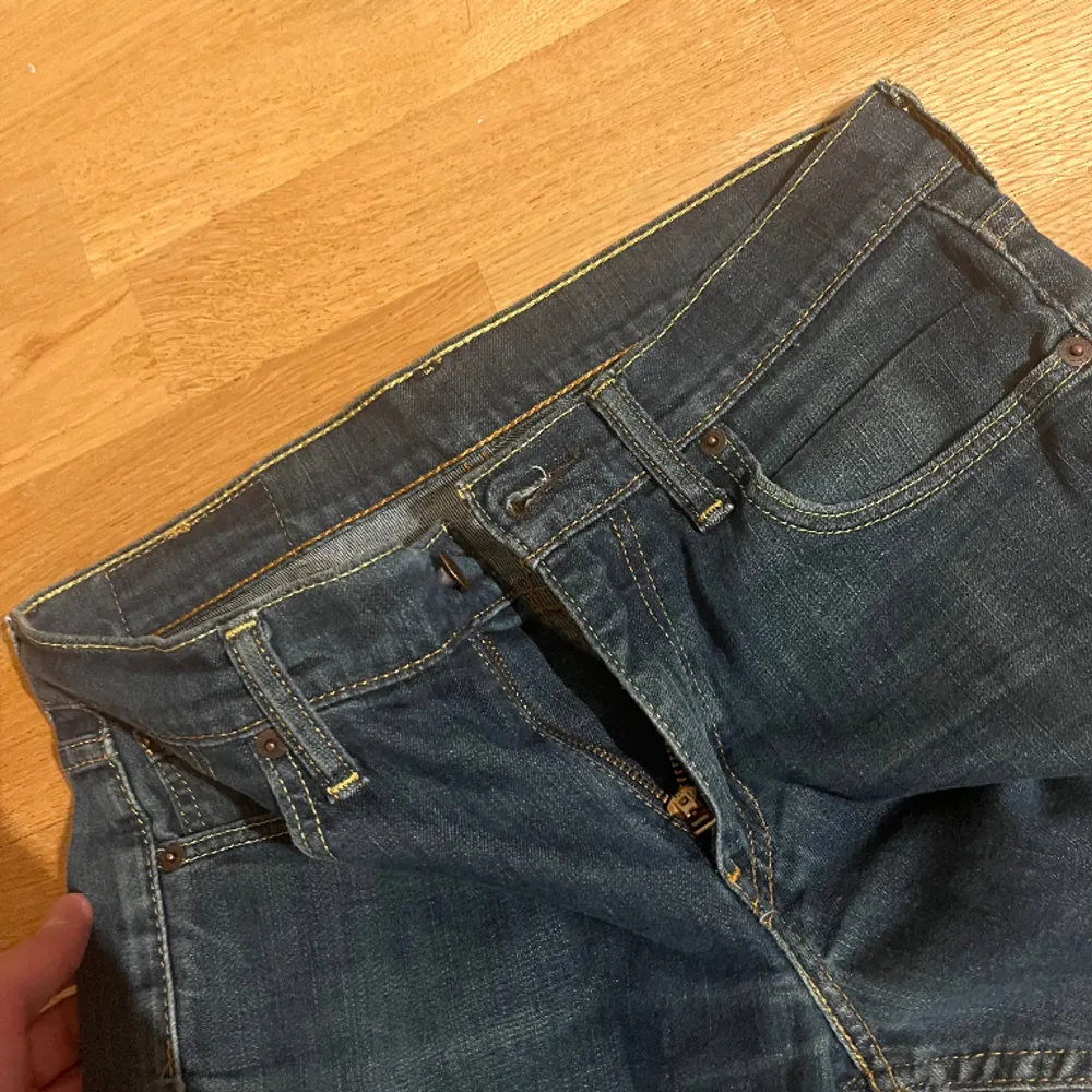 Säljer nu dessa snygga jeans från Levis. Nypris 1200, mitt pris 199kr😎. Jeans & Byxor.